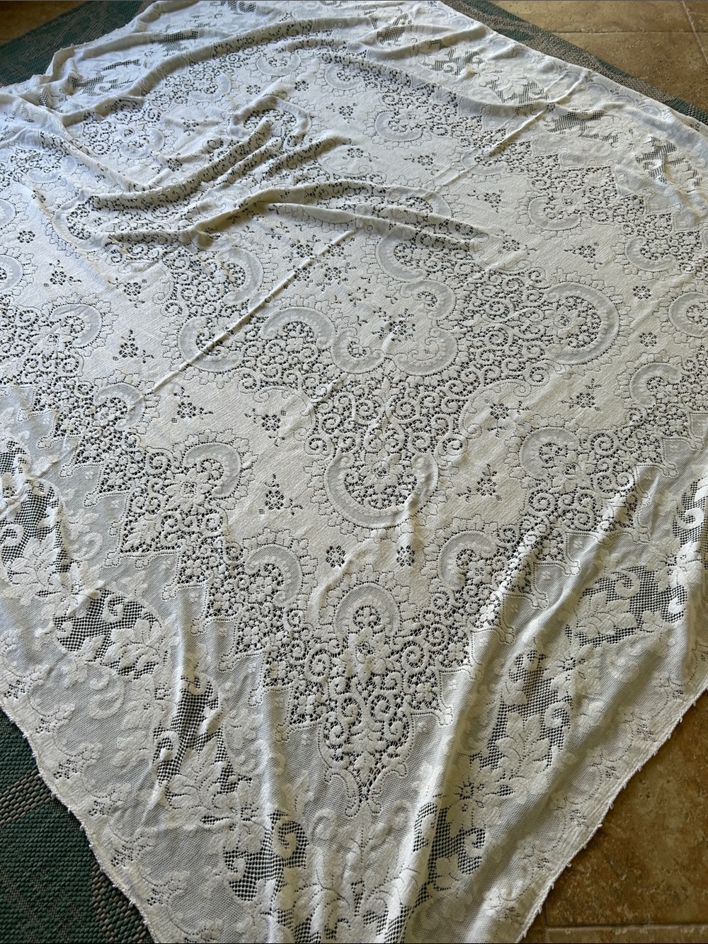 Quaker Lace Elegant Vintage tablecloth 56 x 64.